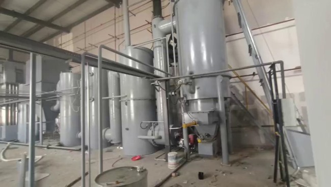 工業(yè)垃圾熱解焚燒爐安裝現(xiàn)場(chǎng)